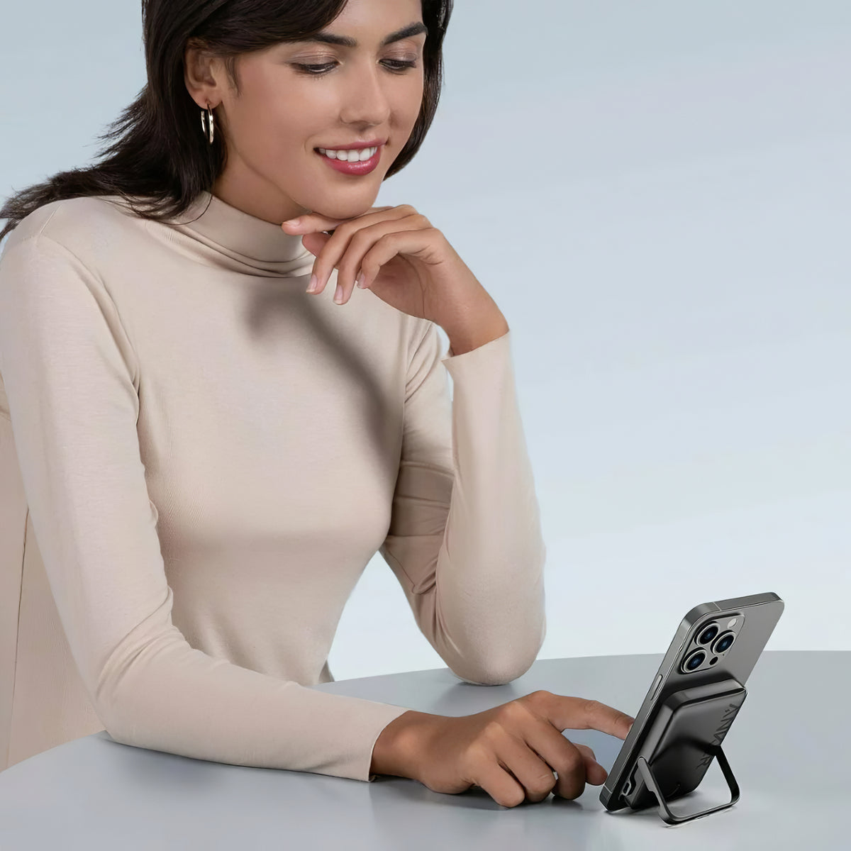 Anker 322 MagGo brezžična zunanja baterija, 5000 mAh, 12 W, 1 x QI - 1 x USB-C, črna A1618G11