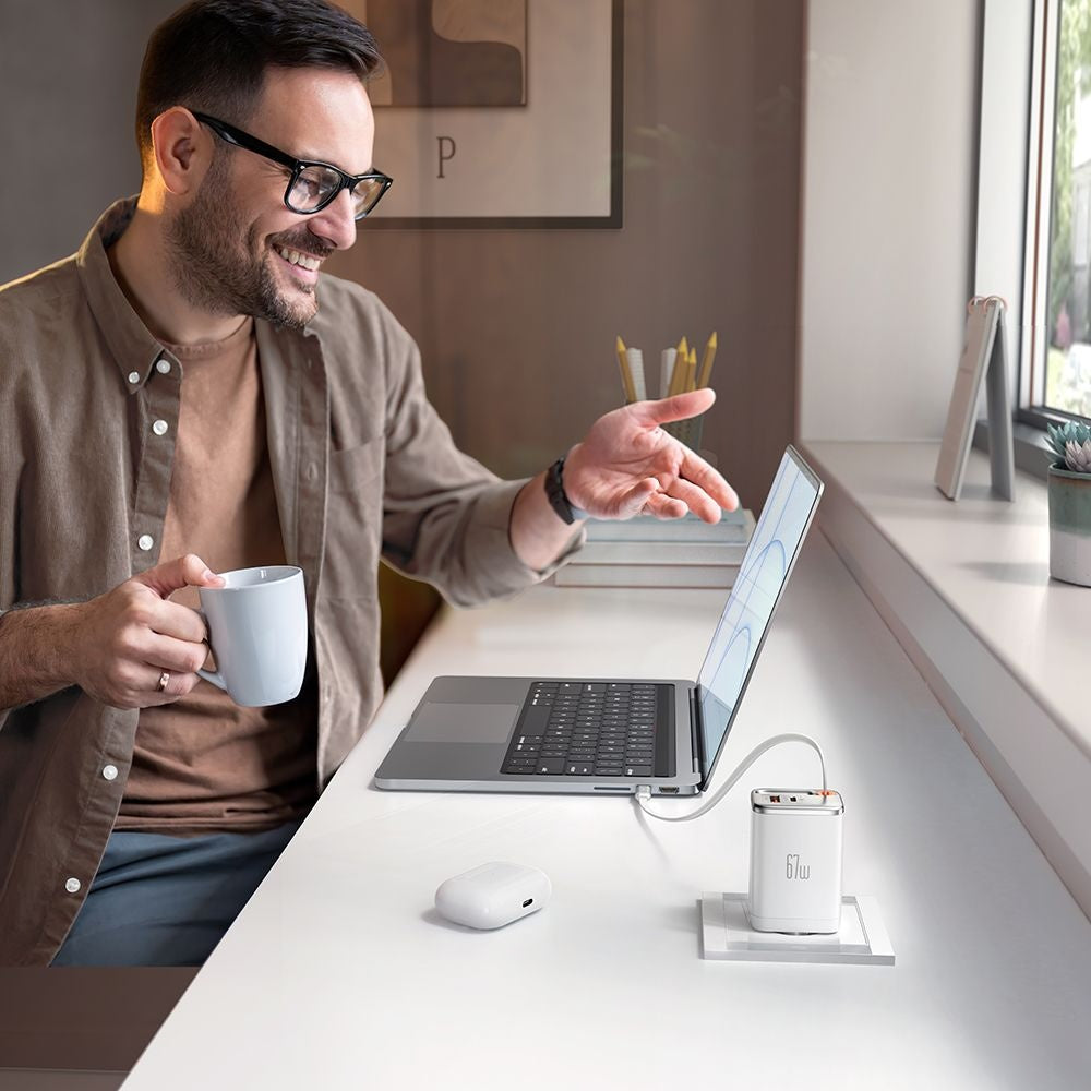 Polnilnik omrežja s kablom USB-C McDodo CH-4103 FreeGo Display, 67W, 3.35A, 1 x USB-A - 1 x USB-C, Bel