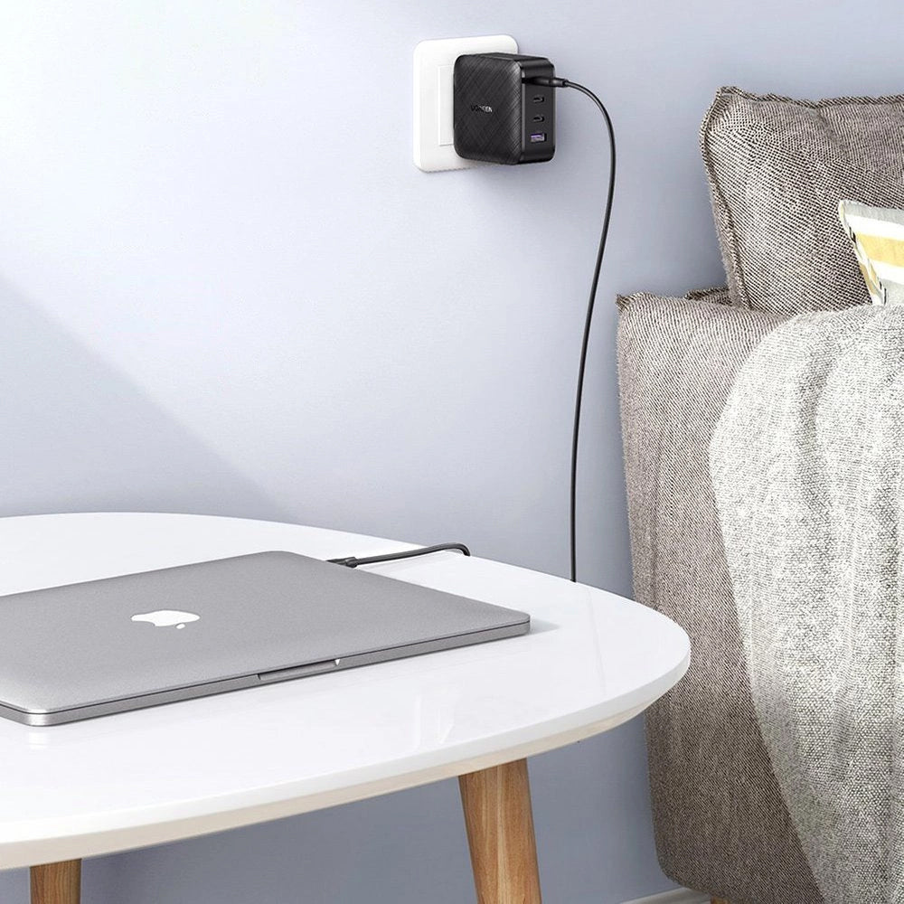 Mrežni polnilnik UGREEN CD104, 65 W, 3A, 1 x USB-A - 3 x USB-C, črn
