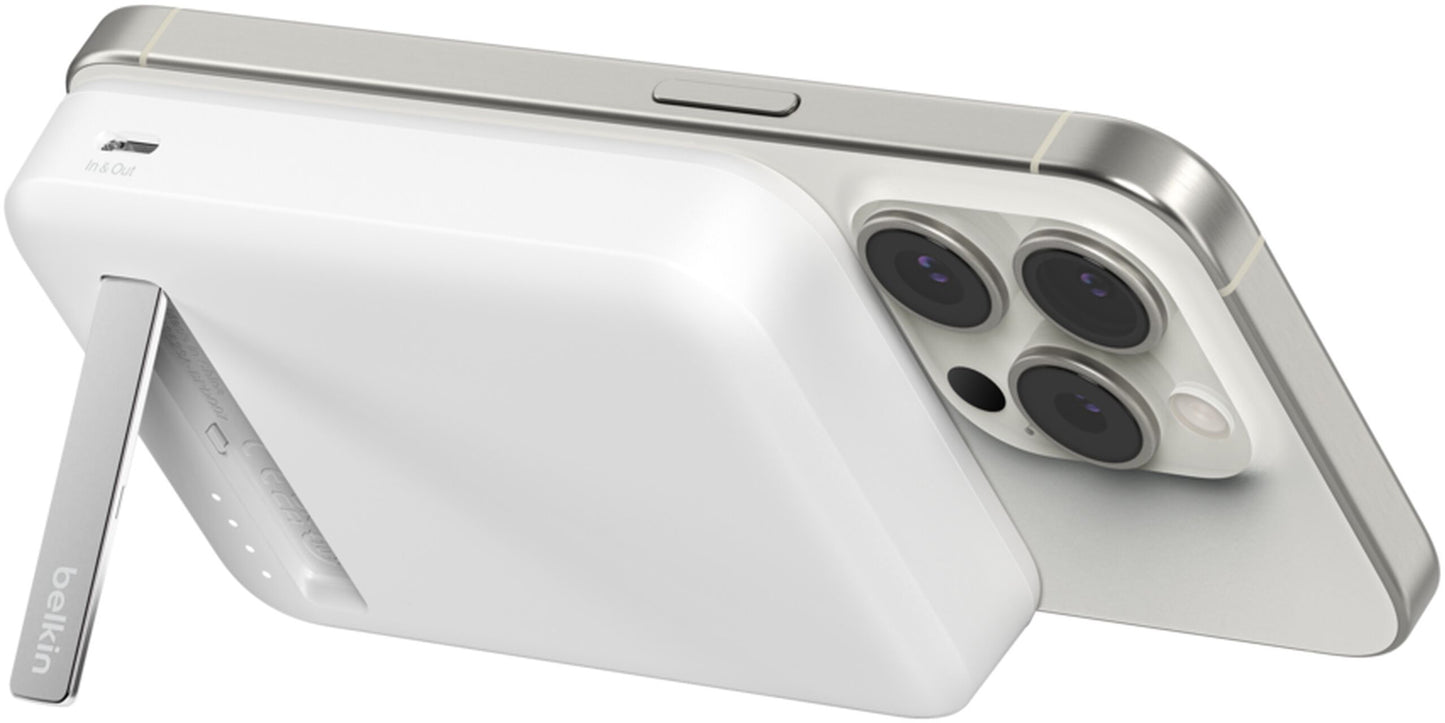 Brezžična zunanja baterija Belkin BoostCharge Pro s stojalom, 8000mAh, 15W, FQI, 1 x QI - 1 x USB-C, bela BPD007btWH