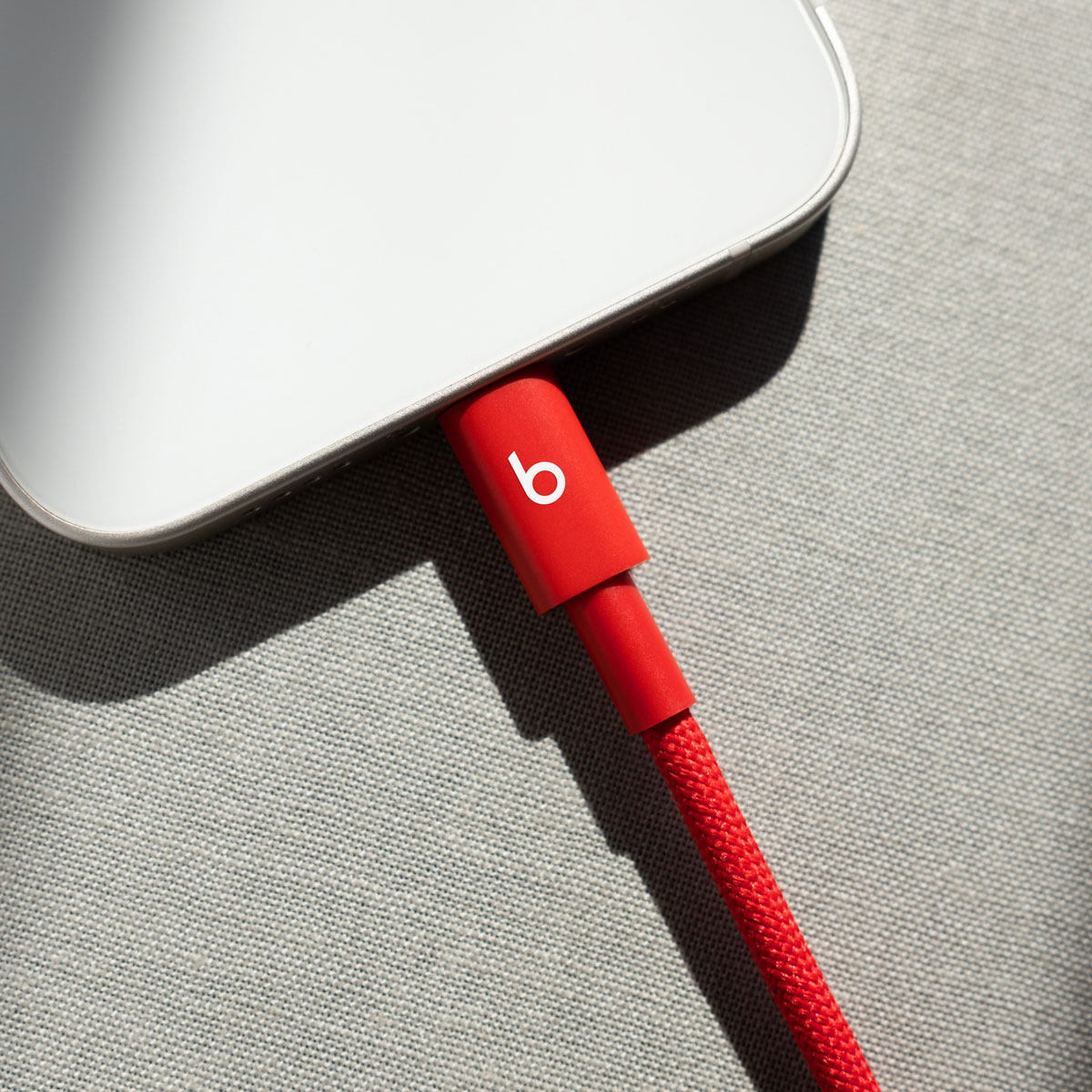 Kabel za podatke in polnjenje USB-C - Lightning Beats, 1,5 m, Rdeč MFEH4ZM/A