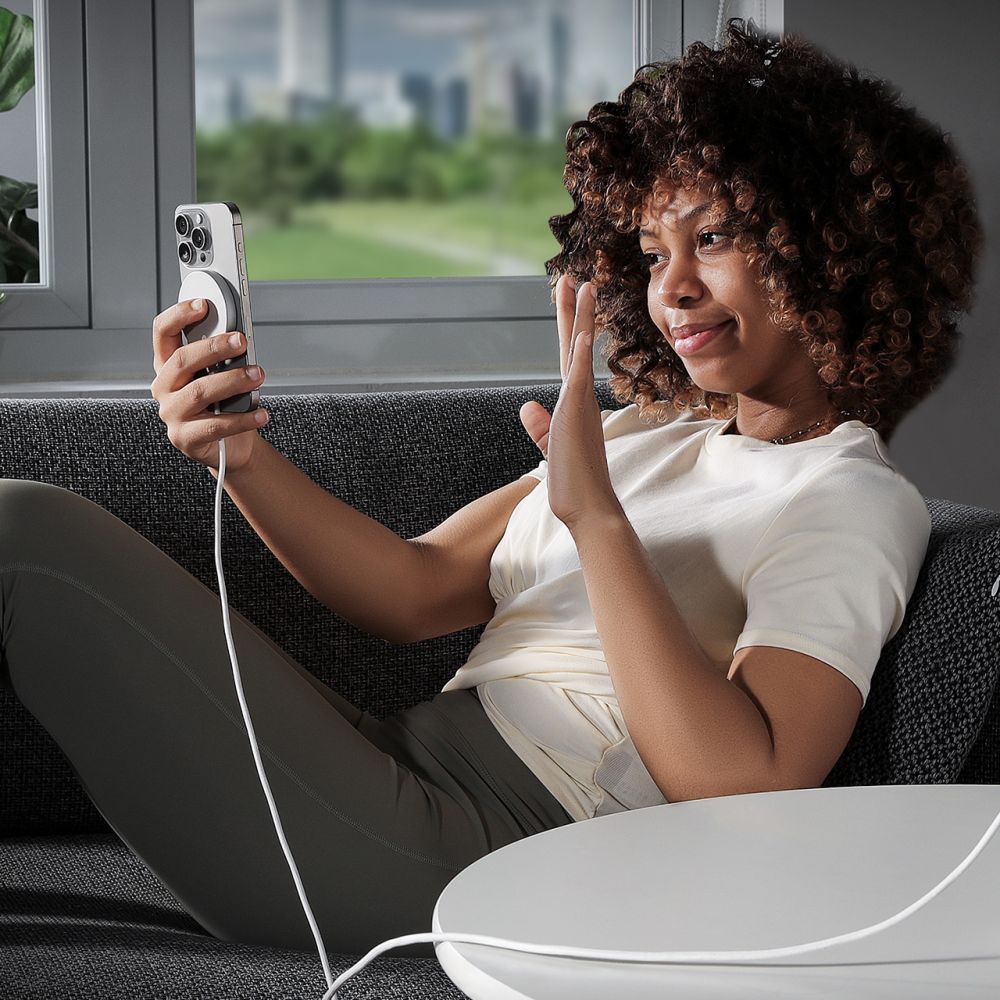 Brezžični omrežni polnilec ESR HaloLock, 15W, 1.67A, Srebrn.